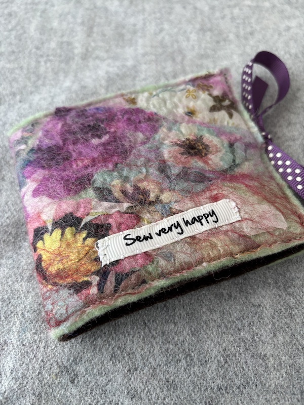 Needle case (Sew very happy)