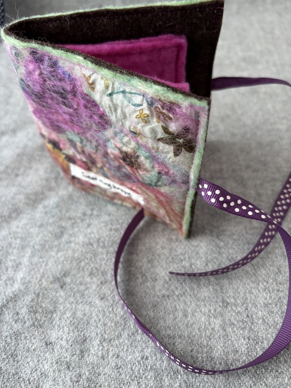 Needle case (Sew very happy)